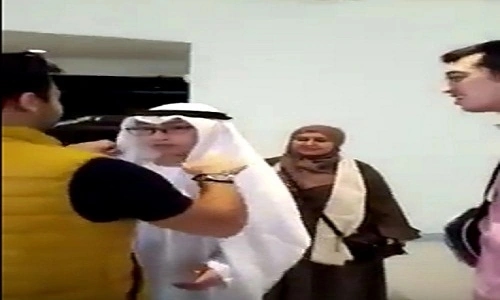 بالفيديو.. ياباني بالزي الخليجي يقع في موقف طريف