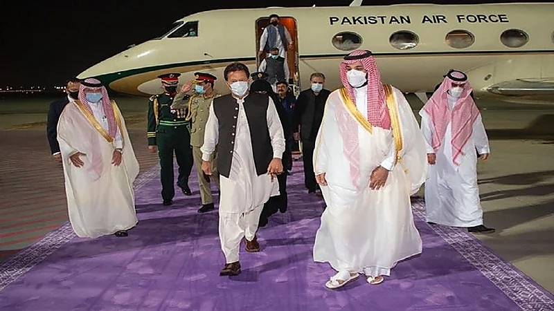 سمو ولي العهد في مقدمة مستقبلي دولة رئيس وزراء باكستان لدى وصوله المملكة