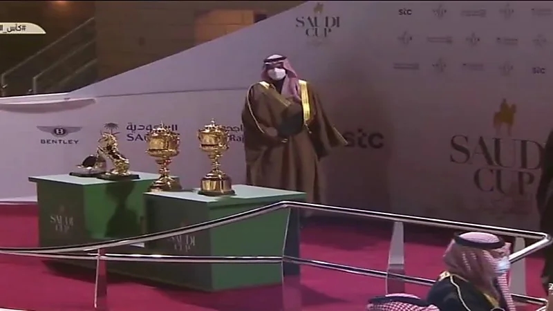 بالفيديو.. شخص يتحرش بفتاة داخل بقالة في جدة