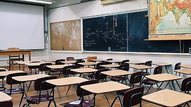 ولي أمر يقتحم مدرسة ويقيد معلم ليضربه ابنه بالحذاء