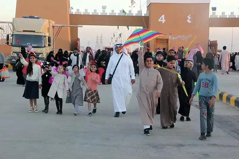 أبناء إنسان يتجولون في الجنادرية