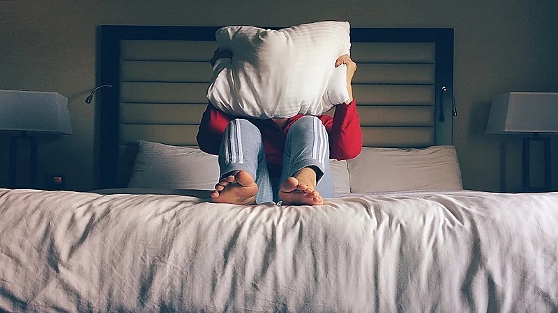 قاصر تتهم شابا باغتصابها بعدما عاش تحت سريرها 3 أسابيع