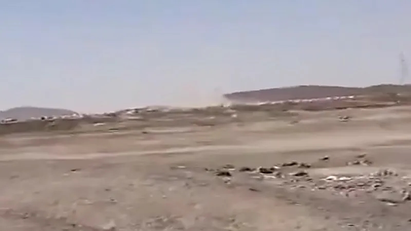 شاهد.. لحظة استهداف الحوثيين لأحد مخيمات النزوح بالصواريخ في مأرب