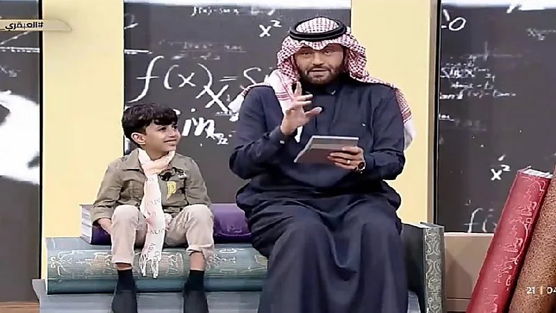 شاهد.. طفل عبقري يتحدى الآلة الحاسبة في حل حسابية بشكل سريع 