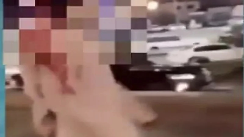 شاهد.. لحظة تحرش شاب بفتاة في مول شهير بالطائف 