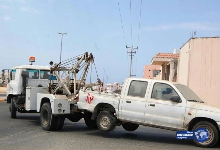 بلدية أملج تزيل السيارات التالفة والمهملة من شوارع وأحياء المحافظة