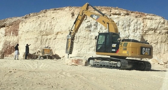 بالفيديو.. جزء من الثانية يفصل بين اصطدام سيارتين على الرمال