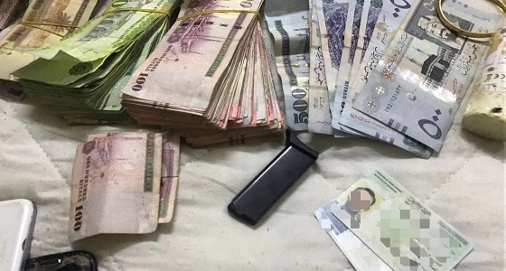 بالصور.. القبض 7 مخالفين بينهما امرأة في الرياض