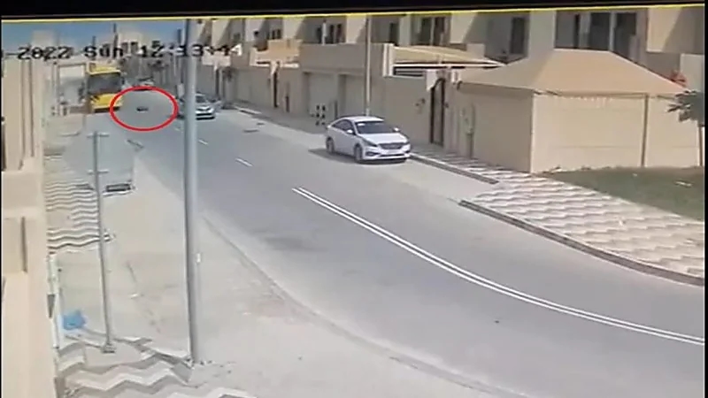 شاهد.. سيارة تصطدم بطفلة أثناء نزولها من الحافلة المدرسية بالجبيل 