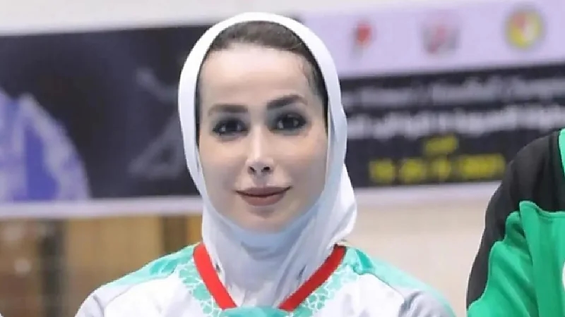 بالفيديو.. إعلامية شهيرة تظهر على الهواء بآثار ضرب على وجهها