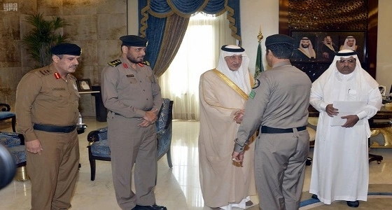 خالد الفيصل يكرم عددا من رجال الأمن بشرطة الجموم