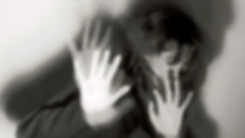 امرأة تتهم شابًا بالاعتداء عليها بمعاونة زوجها