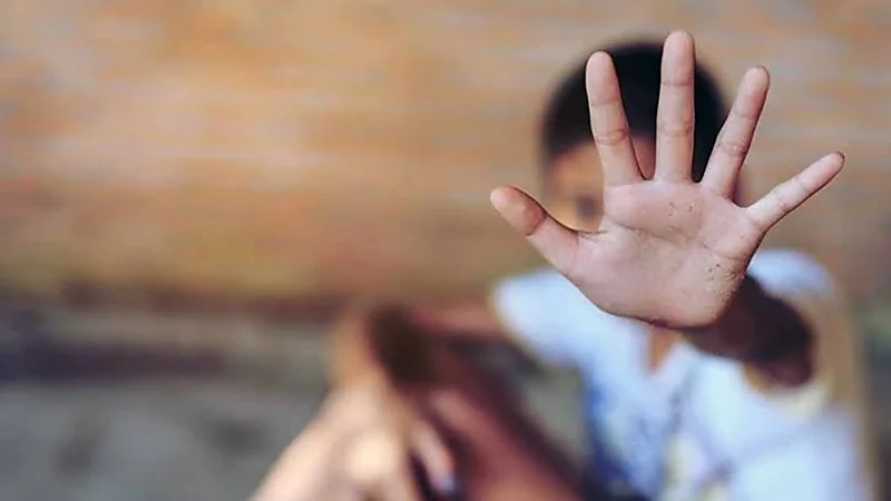 أب وزوجته يحبسان ابنه في برميل ويجبرانه على أكل فضلاته