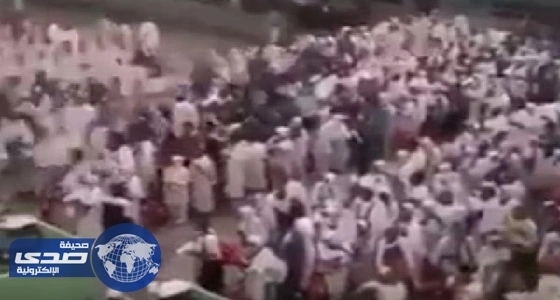 بالفيديو.. مشهد مهيب لحجاج يرددون الأناشيد في مطار الملك عبدالعزيز