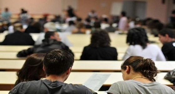 القبض على مدرس فرنسي يسرق أغراض التلاميذ
