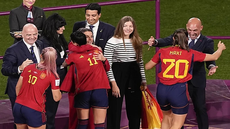 وزيرتان إسبانيتان تهاجمان رئيس الاتحاد بسبب قُبلة التتويج