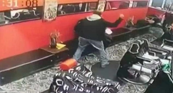 بالفيديو.. رجل يضرب زوجته بـ " مفك " داخل صالون تجميل