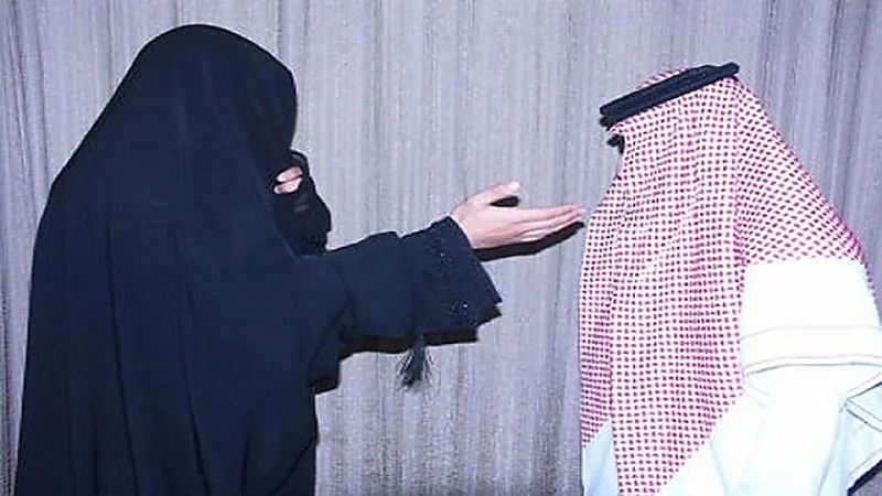 مستشار أسري يحذر الرجال من خطورة انفعالهم على الزوجة