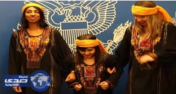 بالفيديو.. فتاتان أمريكيتان ترتديان الزي السعودي وترقصان " الخطوة "