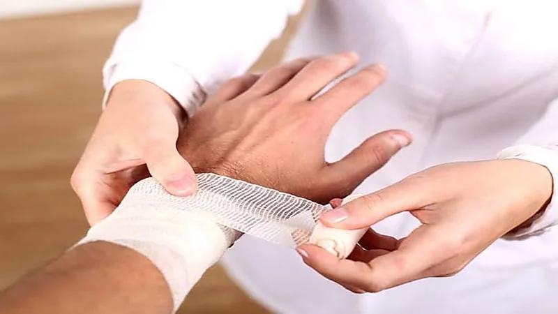 زوج يطالب بتعويض من زوجته بعدما أحرقت يده بكوب شاي