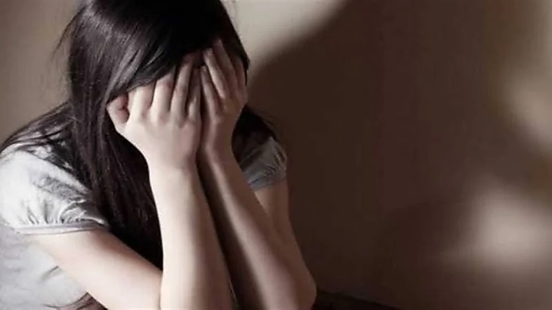رجل يسهل لزوجته ممارسة الرذيلة ويبيع زميلتها لصديقه