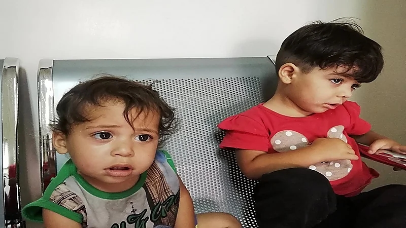 أب سوري يتخلى عن طفلتيه بسبب الفقر