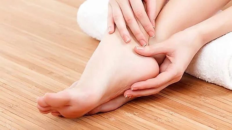 طرق منزلية بسيطة لعلاج تشقق الكعبين