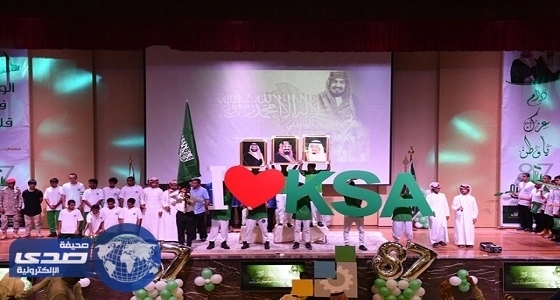 خادم الحرمين الشريفين يقدم واجب العزاء للشيخ الشثري في منزله