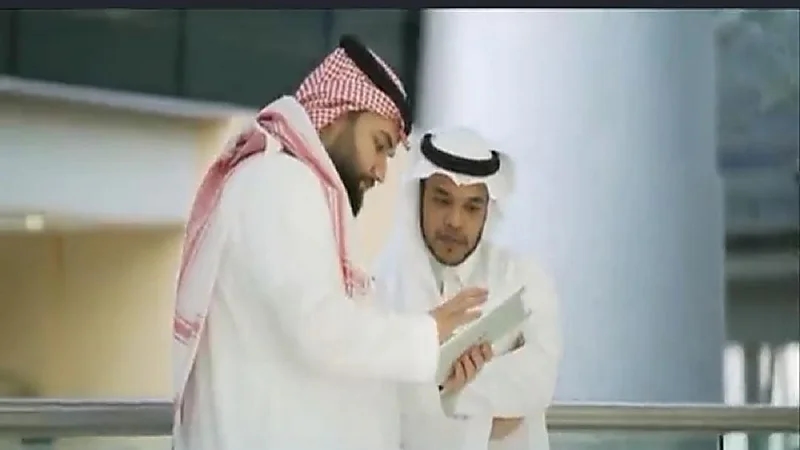 بالفيديو ..طرد أب من طائرة بسبب احتضان ابنته