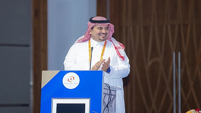 بالفيديو.. شاب يضع حبوبا غريبة في مشروب فتاة دون ملاحظتها