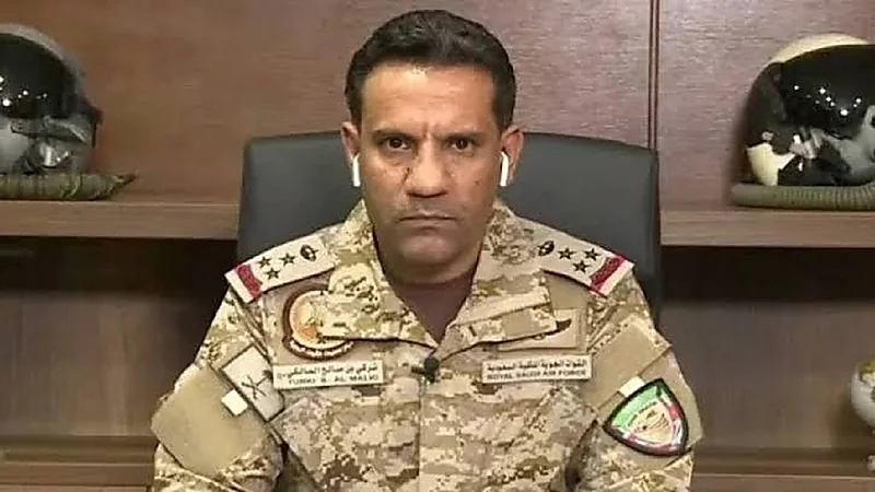بالصور.. منسوبو برنامج " ضيوف الملك " يودعون المتعجلين من الحجاج بالورود