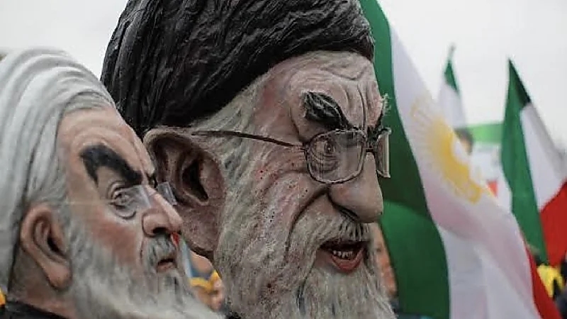 إيرانيون يهتفون: "خامنئي يا ظالم.. سندفنك تحت التراب"
