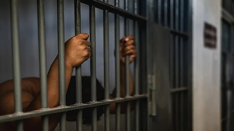 سجن أب هتك عرض ابنته وهددها بقتل أمها بسلاح ناري
