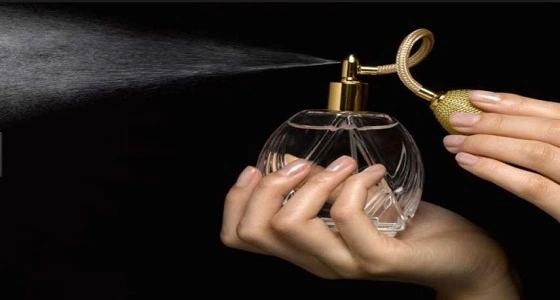 حيل بسيطة لتثبيت عطرك طول اليوم