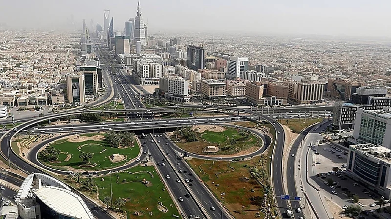 "وزارة النقل" تعلن الانتهاء من صيانة جسر الخليج بالرياض وعودة الحركة المرورية