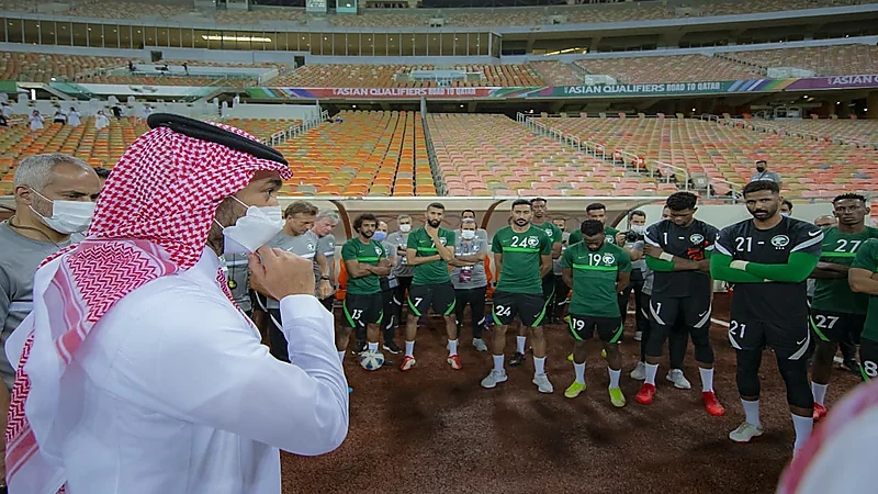 وزير الرياضة يحفز لاعبي الأخضر قبل لقاء اليابان