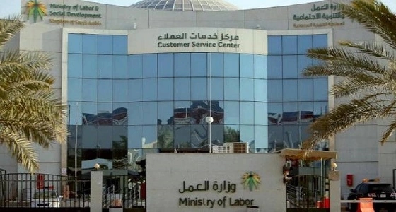أول إجراء من وزارة العمل بعد مقطع الموظف الباكي المهدد بالفصل