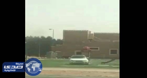 بالفيديو.. شاب يعبث بالممتلكات العامة دون حسيب و لا رقيب