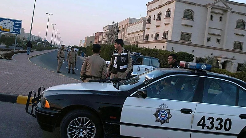 مطلوب أمني يتسبب في إصابة بليغة لعسكري بالكويت