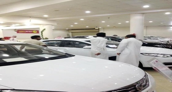 إقبال كبير من " نساء الباحة " على معارض السيارات