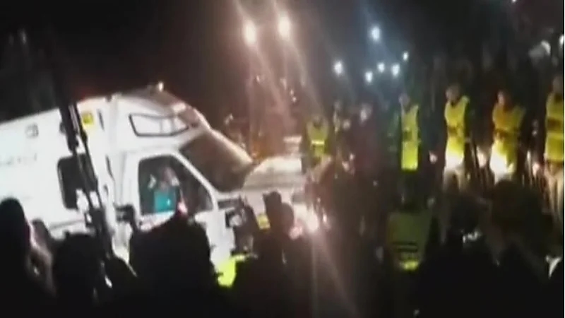 شاهد.. خالد عبدالرحمن يطلب من الجماهير الانتقال إلى مكان آخر للتصوير معه 