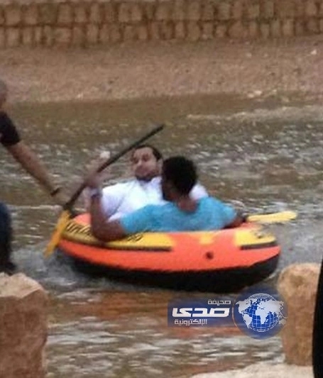 بالصور.. إنقاذ "الحوطي" من الغرق أثناء تصوير "فيديو كيك" في وادي نمار