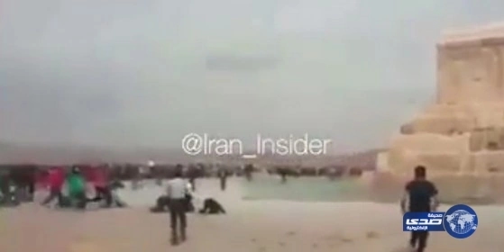 بالفيديو  : فضيحة الإيرانيين وهم يسجدون لقبر الملك المجوسي كورش