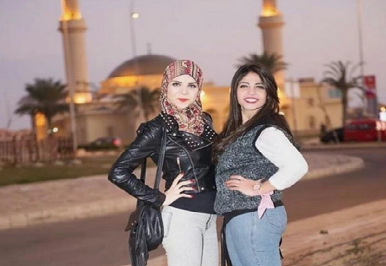 صورة تذكارية لفتانان أمام مسجد تستفز نشطاء مواقع التواصل