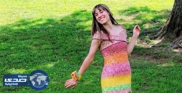 بسبب حب زوجها للحلوى امرأة تحيك فستاناً من 10 آلاف غلاف بلاستيك