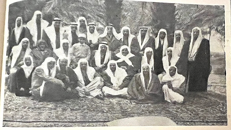صورة نادرة للأمير عبدالمجيد بن سعود في رحلة مدرسية