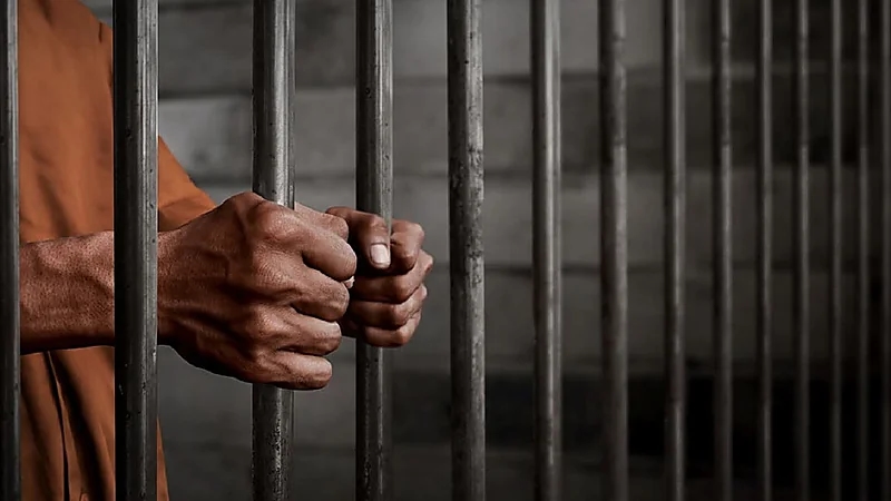العثور على طلقة نارية داخل جسد سجين