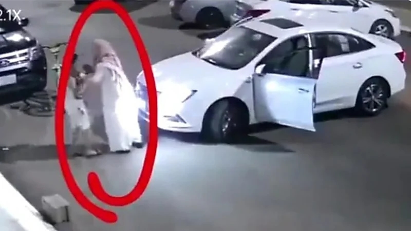 شاهد..  رجل يقبل رأس طفل ويعتذر له وسط الشارع لسبب غير متوقع  