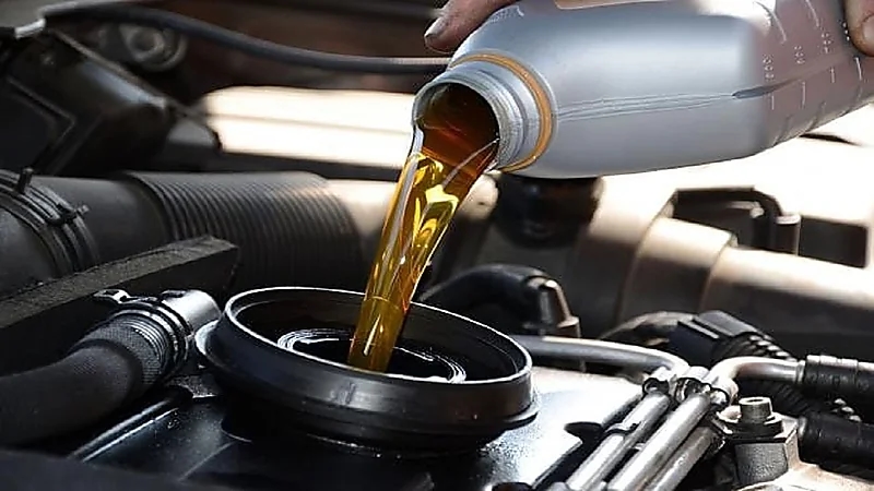 خبراء يوضحون علاقة تغير لون الزيت بكفاءة المحرك
