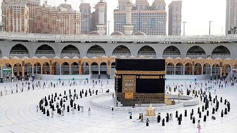 السماح لمن تجاوزت أعمارهم 70 عاماً بأداء العمرة